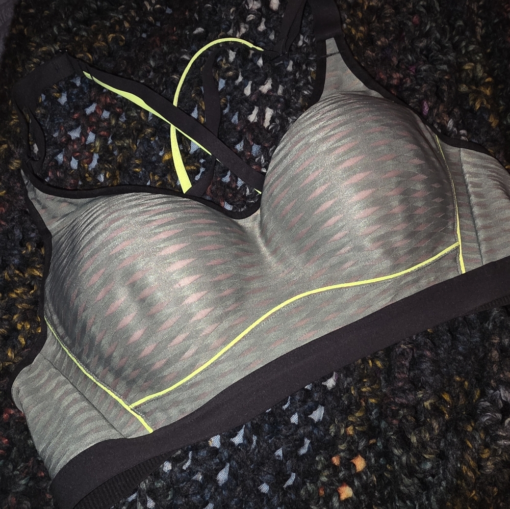 Vs Bra